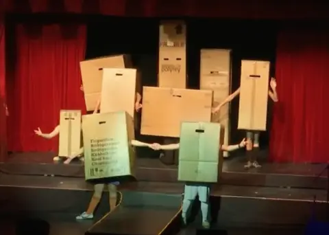 "L'idéal Club" au Monfort Théâtre (Paris)